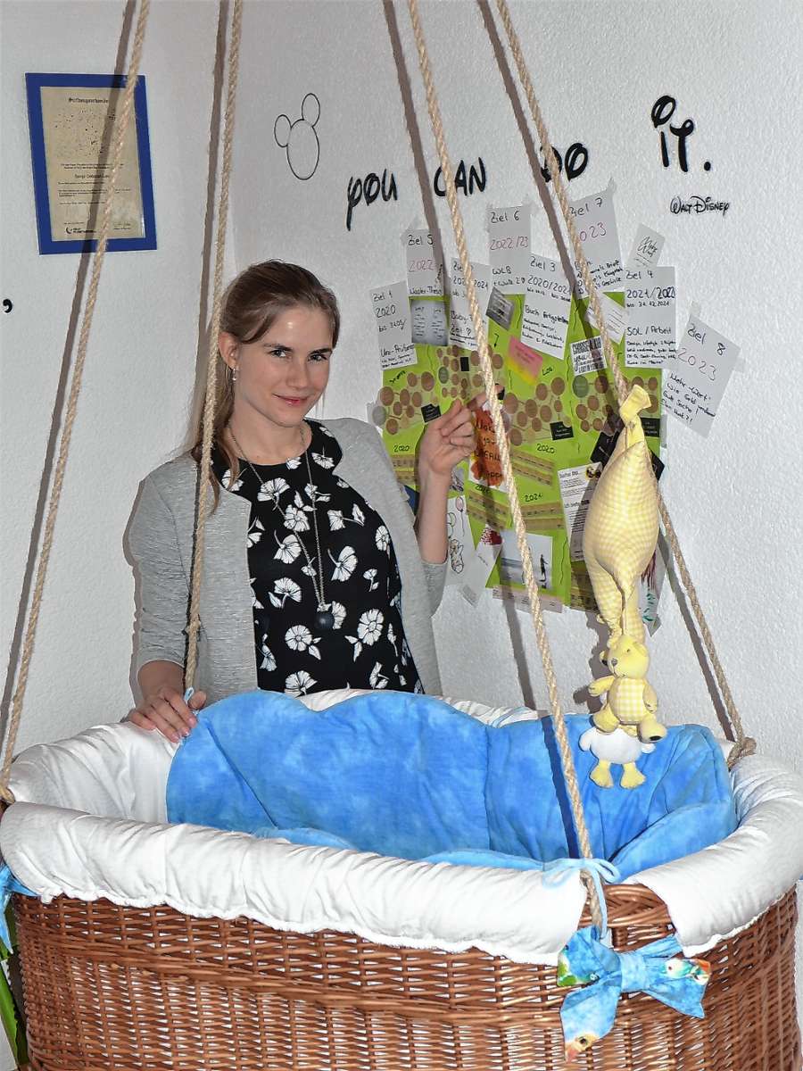 Sonja Eisele in ihrem Arbeitszimmer zwischen Babywiege und „Visionboard“. Auf dieser Schautafel  plant  sie ihre Berufs- und Lebensziele in kleinen und großen Schritten.  Foto: Willi Vogl