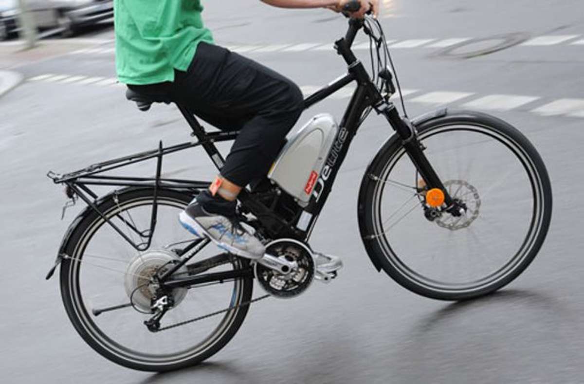 Zell im Wiesental : E-Biker landet auf der Motorhaube