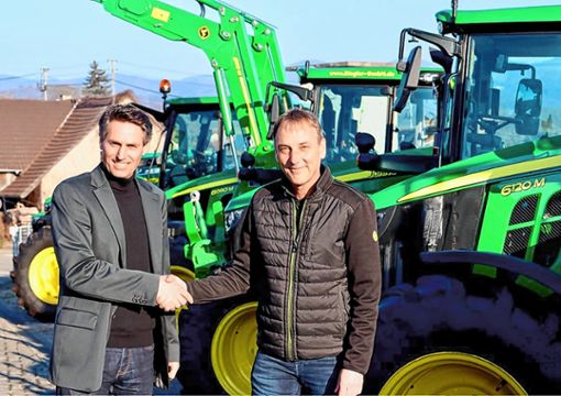 Tannenkircher Landmaschinenbetrieb firmiert unter neuen Dach: Clemens Knoblauch (links) und Dirk Ziegler besiegeln die Firmenübernahme mit Handschlag.                                   Foto: zVg/Mick Enzenross