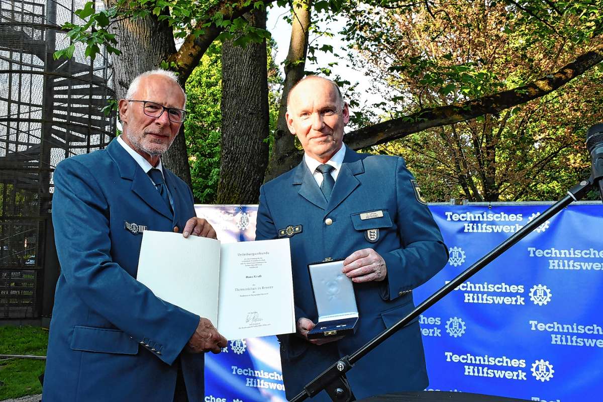 Hans Kraft (links) erhielt die Ehrung aus den Händen des THW-Landesbeauftragten Dietmar Löffler. Foto: Heinz Vollmar