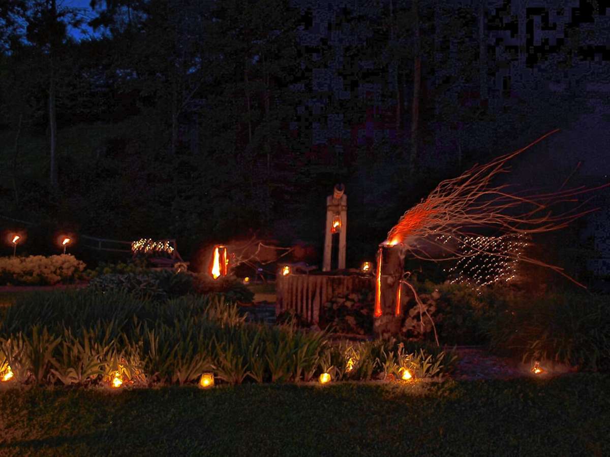 Traditionell wird anlässlich des Lichterfests der Bürchauer Dorfgarten mit Kerzen und Fackeln erleuchtet. Foto: zVg