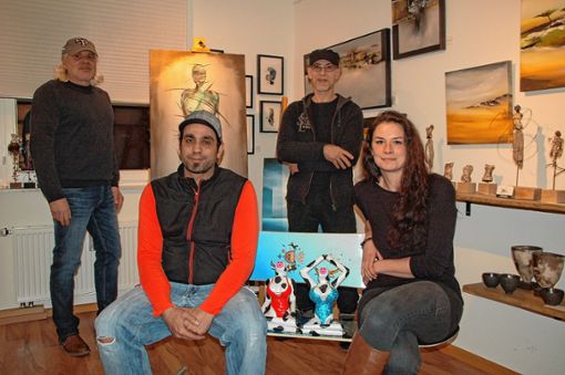 Die vier Künstler Heiko Arnold Achim Netzer (hintere Reihe von links), Leo Aita (vorne) und Swantje Rufle zeigen gemeinsam die Ergebnisse ihres kreativen Schaffens in der „Kunststube 77“. Foto: Petra Wunderle