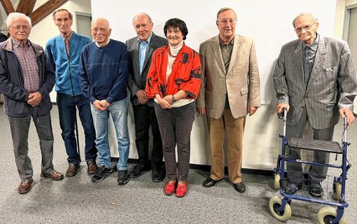 Die neuen Ehrenmitglieder (von links): Rolf Henschel, Günter Wassmer, Mario Manea, Hermann Lovse, Christel Rothenhäusler, Gerd Arzet und Georg Diehl. Foto: Hans-Jürgen Hege