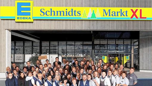Freuen sich auf die Eröffnung des neuen Schmidts Markt XL in Wehr: die Mitarbeiterinnen und Mitarbeiter der Familie Schmidt. Foto: zVg