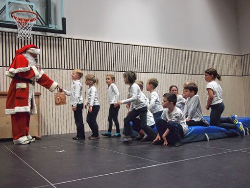 Der Besuch des Nikolaus ist einer der Höhepunkte im Vereinsleben des TV Hägelberg.    Foto: Gabriele Poppen
