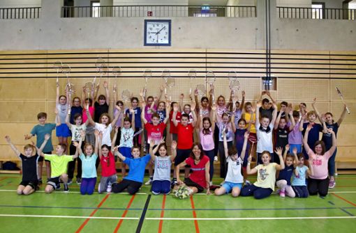 Die Viertklässler der Sonnenrainschule hatten eine spannende Sportstunde mit der Badminton-Profi-Sportlerin Nicole Grether aus Schopfheim. Foto: zVg/Sonnenrainschule