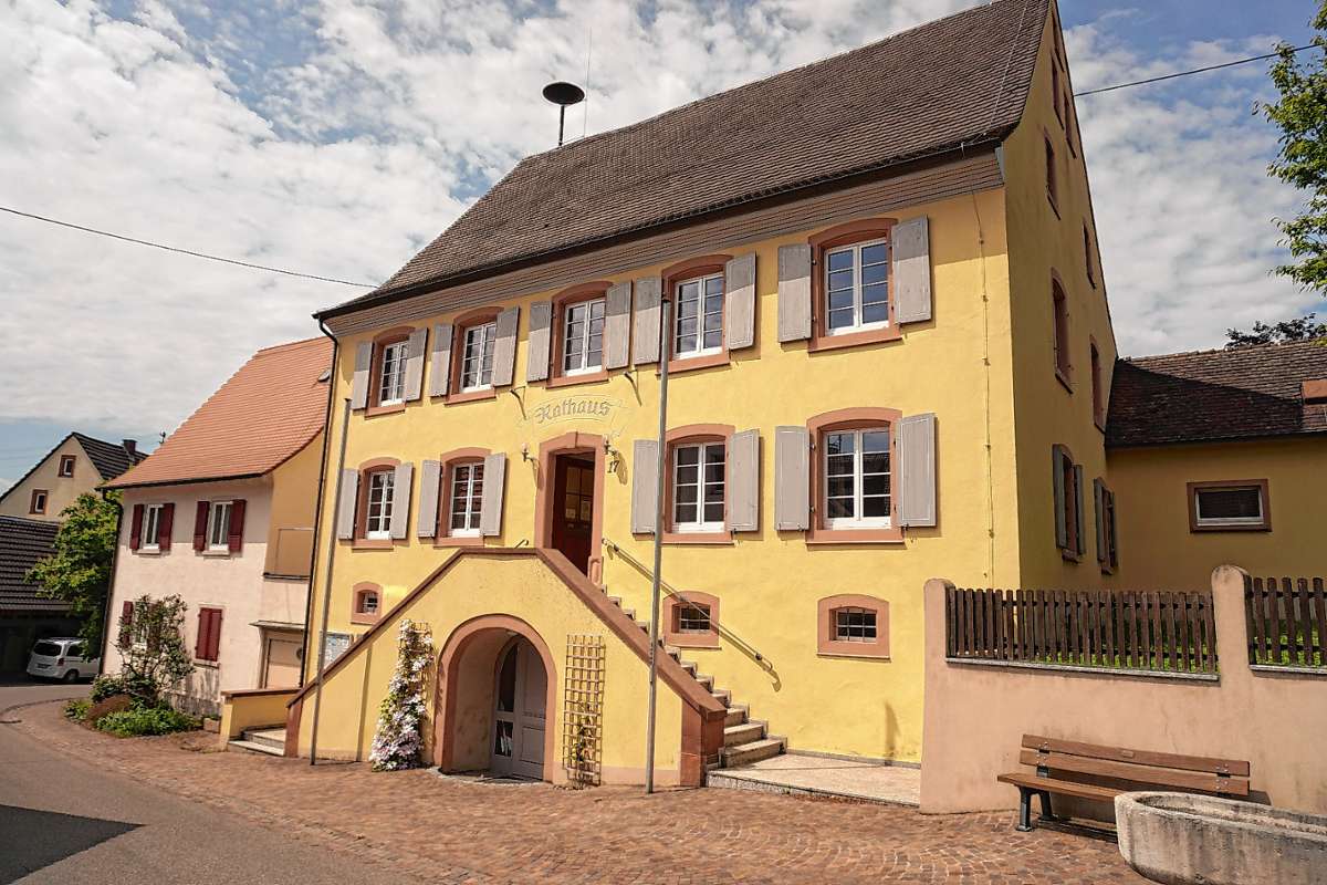 Efringen-Kirchen: Fassade des Wintersweiler Rathauses wird erneuert