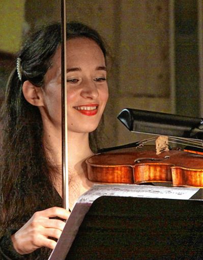 Mojca Gal spielt Barockvioline beim Konzert. Foto: Weiler Zeitung