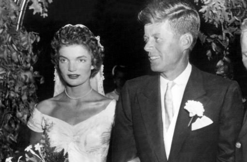 1952 wird John F. Kennedy Senator von Massachusetts, ein Jahr später heiratet er die junge Fotoreporterin und Tochter aus gutem Hause, Jacqueline Lee Bouvier. Die 23-Jährige erdet den jungen, als Schwerenöter bekannten Demokraten. Foto: dpa