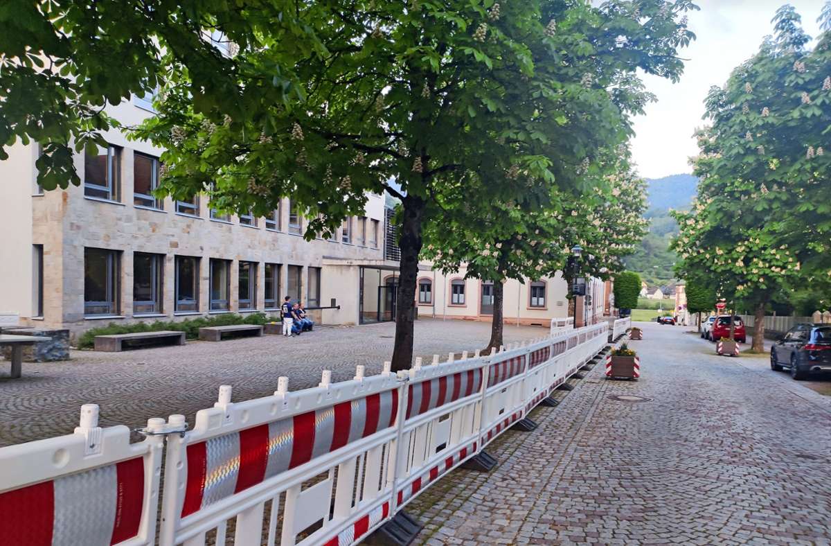 Schönau: Abtrennung des Pausenhofs vom Straßenverkehr ist Sache der Stadt