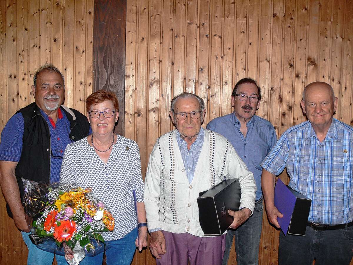 Vom Vorsitzenden Ulrich Obrist (2.v.r.) erhielten Manfred und Karin Ludin, Kurt Weiß und Volker Harr die Goldene Ehrennadel (von links). Foto: sc