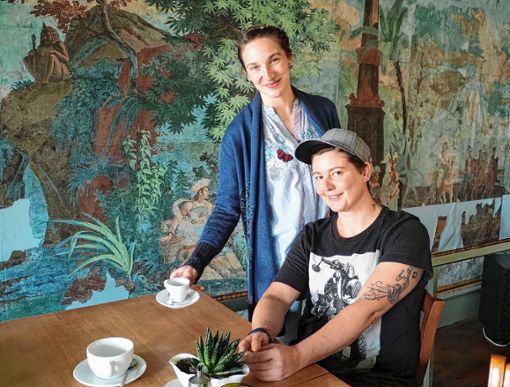 Ronja Thudichum (stehend) und Diana Just betreiben mit viel Leidenschaft seit einem dreiviertel Jahr das Ötlinger Café Inka. Foto: Monika Merstetter