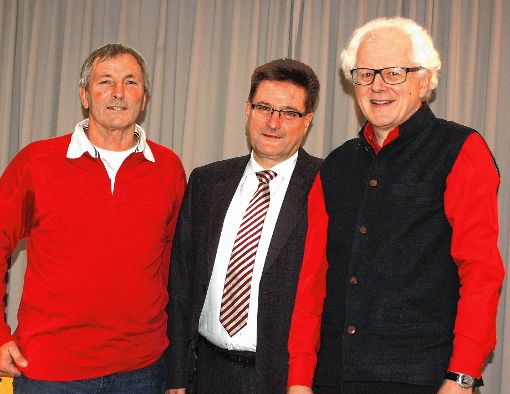 Präsident und  Künstler (v.l.): Wendelin Wurth, Volker Habermaier vom Hebelbund und Uli Führe  Foto: Peter Ade Foto: Die Oberbadische