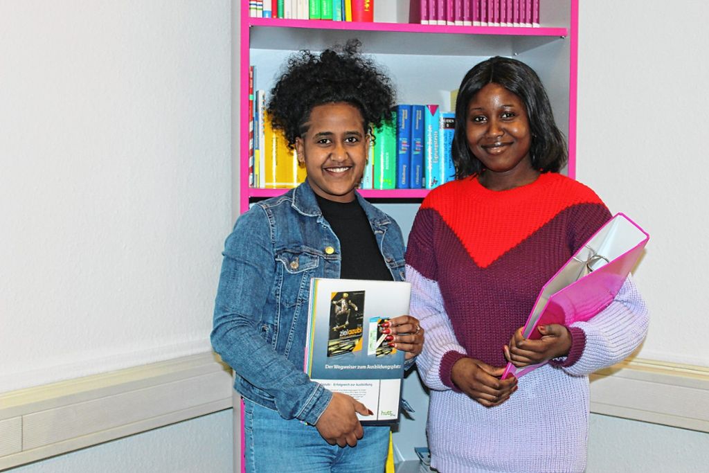 Die beiden Frauen aus Afrika sind in Deutschland angekommen.  Foto: Gabriele Hauger