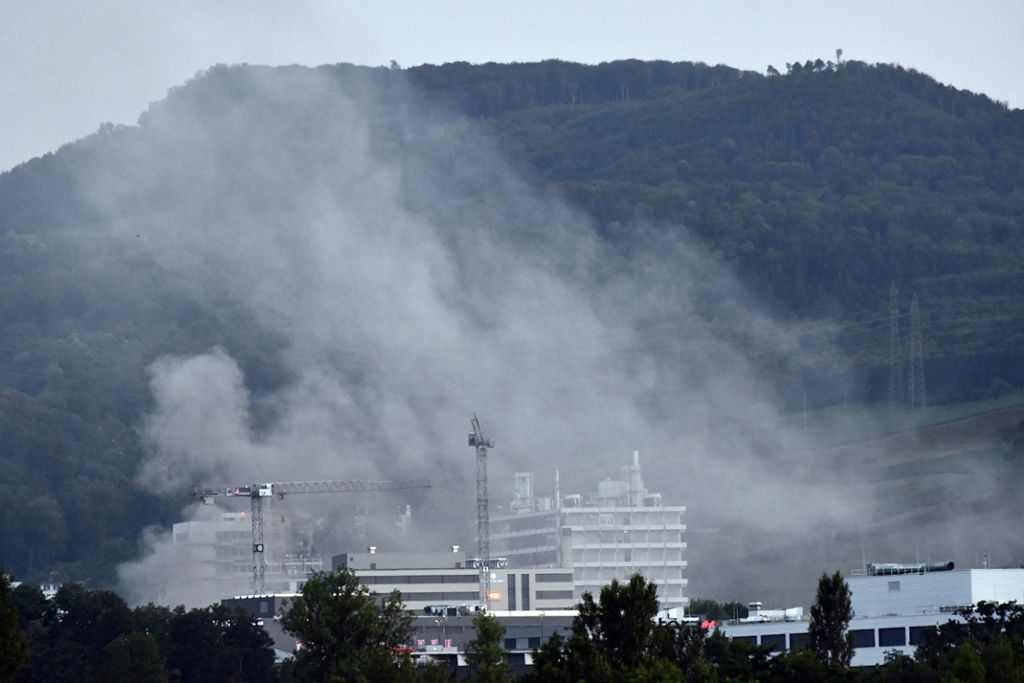 Pratteln: Kunststoff-Fabrik in Pratteln steht in Flammen