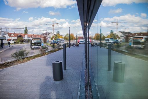 Der S-Bahn-Halt und der Busbahnhof spiegeln sich in der neuen Brombacher Sporthalle. Foto: Kristoff Meller