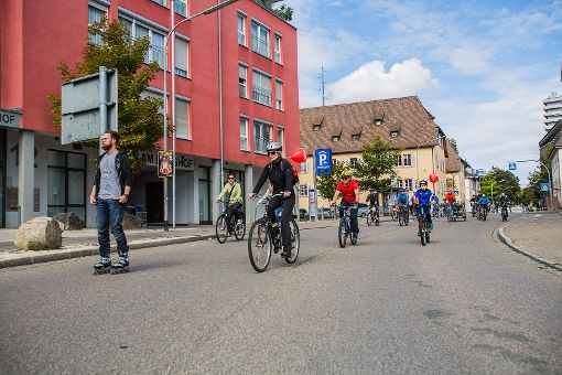 Die elfte Auflage des slowUp Basel-Dreiland führte am Sonntag erstmals mitten durch Lörrach. Hier sind ein Inline-Skater und jede Menge Radfahrer auf der Weinbrennerstraße unterwegs. Foto: Kristoff Meller Foto: mek