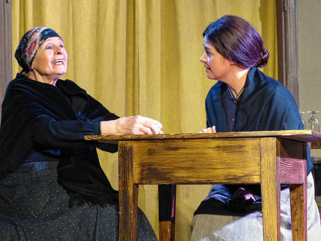 Mutter (Rose-Marie Chaghaghi-Hermann, l.) träumt  mit Martha (Kerstin Kapfer) von einem besseren  Leben. Foto:  Driesch Foto: Die Oberbadische