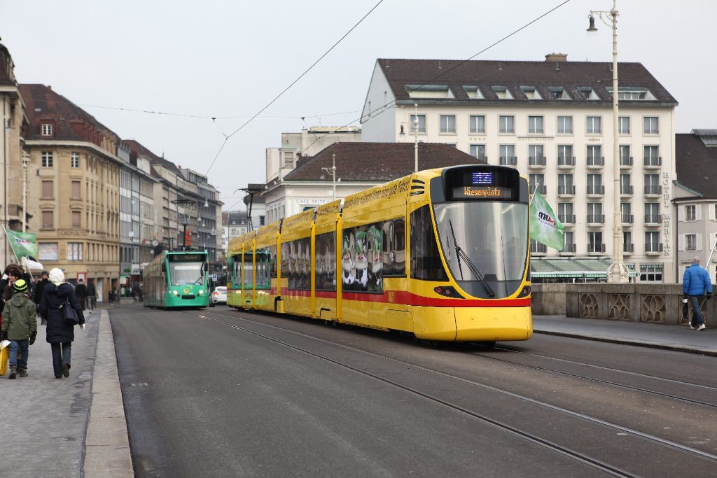Basel: Lastwagen kollidiert mit Tram in Muttenz