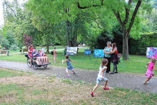 Zwischen spielenden Kindern und Kunstwerken fuhr die Fahrradrikscha des Familienzentrums. Foto: Rolf Reißmann