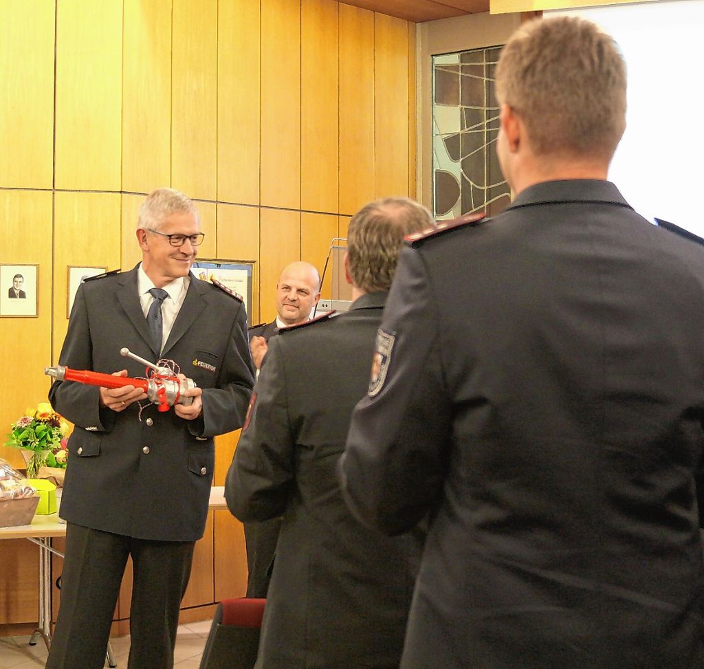 Stehende Ovationen für Günter Lenke im Rathaussaal, der hier mit einem der vielen Geschenke zu sehen ist, die ihm anlässlich seines 25-jährigen Dienstjubiläums überreicht wurden.