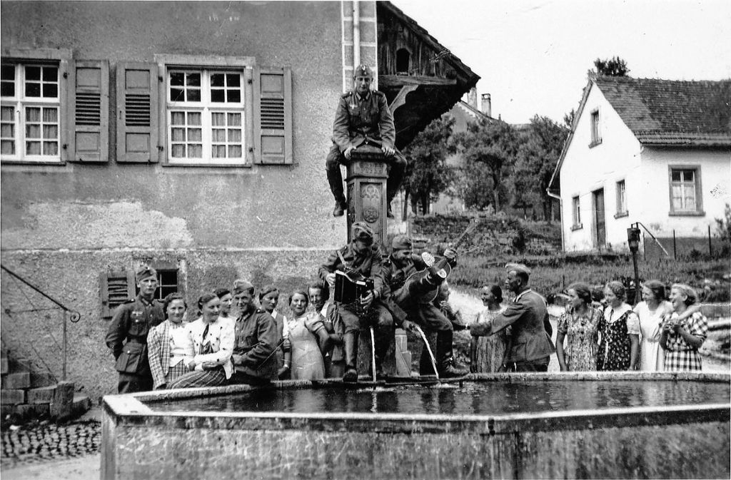 Soldaten beim Sternenbrunnen in Hüsingen.