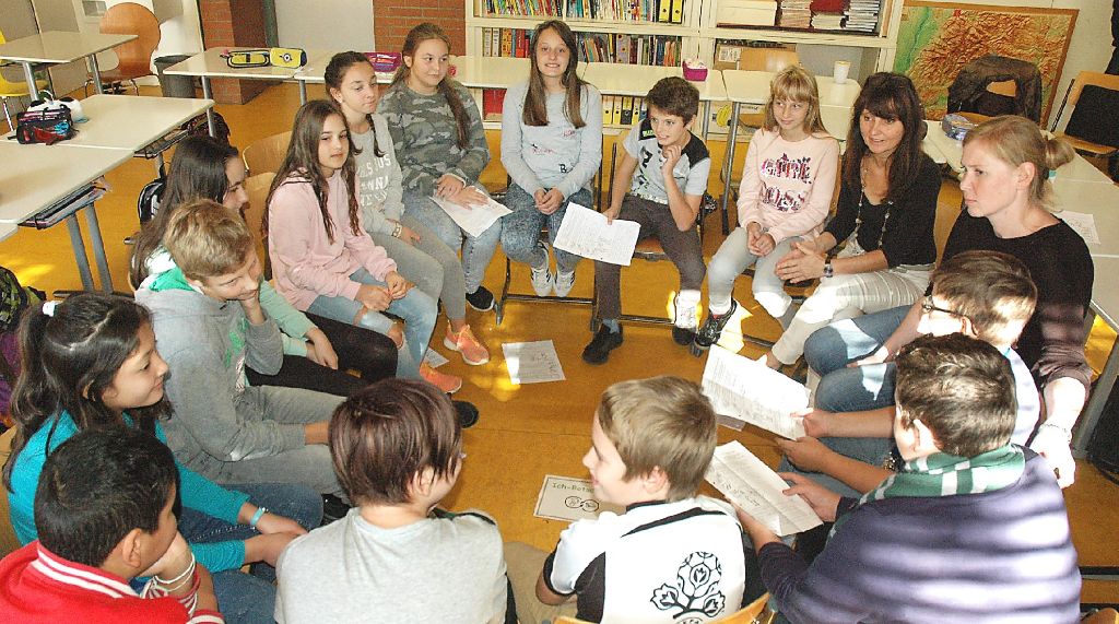 „Ich möchte das nicht“: Die Klasse 6a der Hellbergschule in Brombach bespricht gemeinsam mit ihren Lehrerinnen die Ich-Botschaften.   Fotos: Marco Fraune