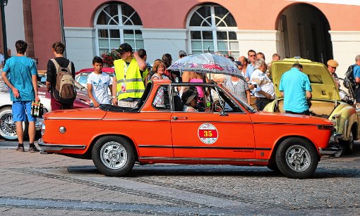 Oldtimer-Fans hießen die Rallyeteilnehmer willkommen. Foto: Markgräfler Tagblatt