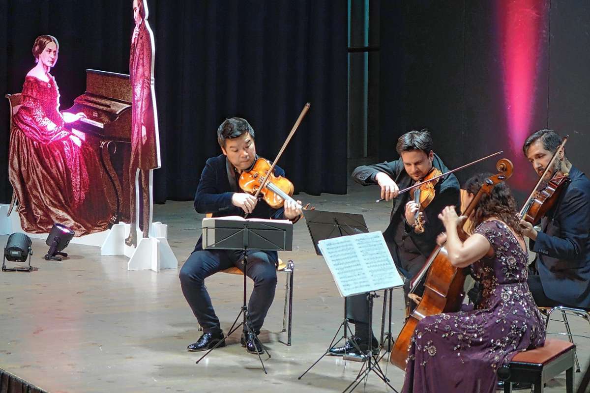 Beim Konzert des Stradivari-Quartetts waren auch Clara und Robert Schumann als Figurinen anwesend. Foto: Jürgen Scharf
