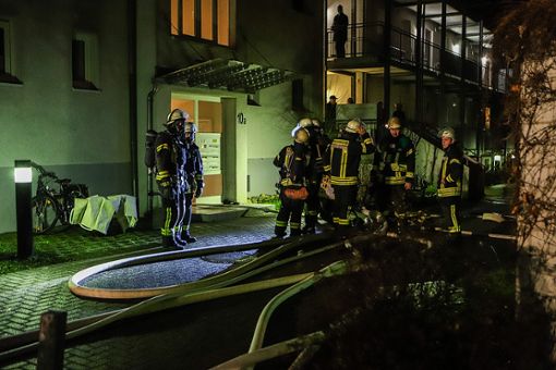 Bei einem Wohnungsbrand in Brombach wurden am Freitagabend drei Personen verletzt. Die Einsatzkräfte waren mit einem Großaufgebot im Einsatz. Foto: Kristoff Meller Foto: mek