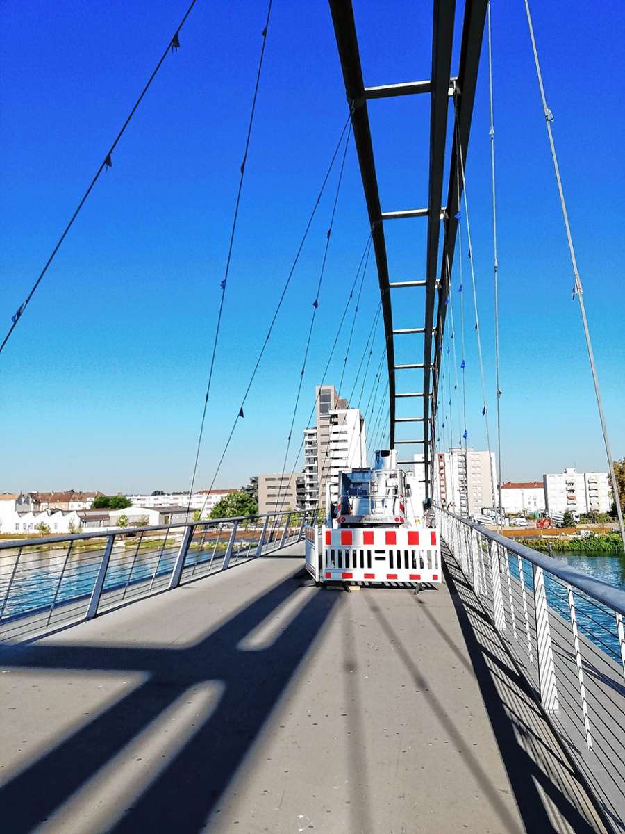 Weil am Rhein: Neue Fähnchen für die Brücke