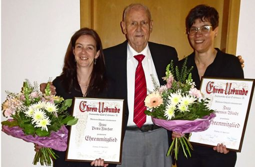 Dieter Reif ernannte Petra Fischer (links) und Carmen Windt zu Ehrenmitgliedern des HC. Beide gehören seit mehr als 30 Jahren dem Aktivorchester an. Foto: HC Schönau