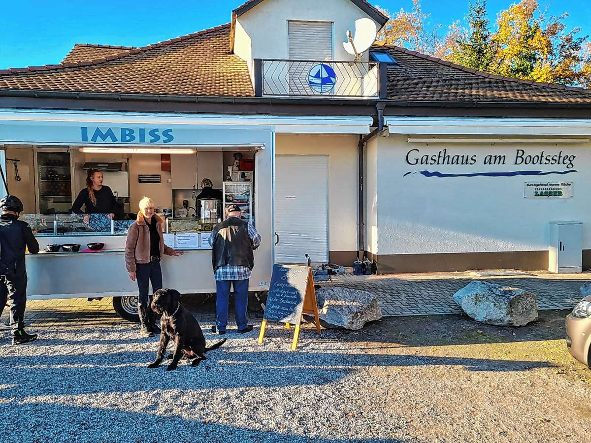 Weil am Rhein: Spaziergänger machen am Imbiss Station