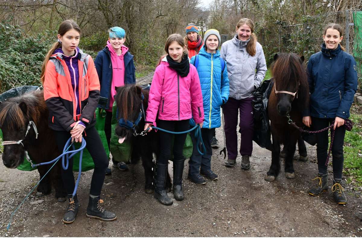 Mira von Möllendorff (mit blauen Haaren) und ihre  Ponygruppe halfen beim   Clean Up in Grenzach-Wyhlen mit. Foto: Heinz Vollmar