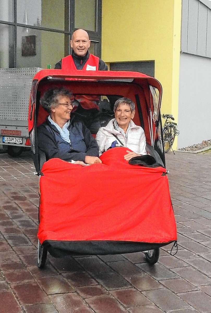 Erika Hülpüsch und Gudrun Pennekamp (v. l.) lassen sich von Georg Stenz kutschieren. Der Verein „Radeln ohne Alter“ ermöglich Rikscha-Ausflüge für Senioren.      