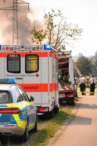 Trotz des raschen und umsichtigen Eingreifens der Feuerwehren aus Hausen, Schopfheim und Zell war das Ökonomiegebäude nicht mehr zu retten. Foto: Harald Pflüger  Foto: mek