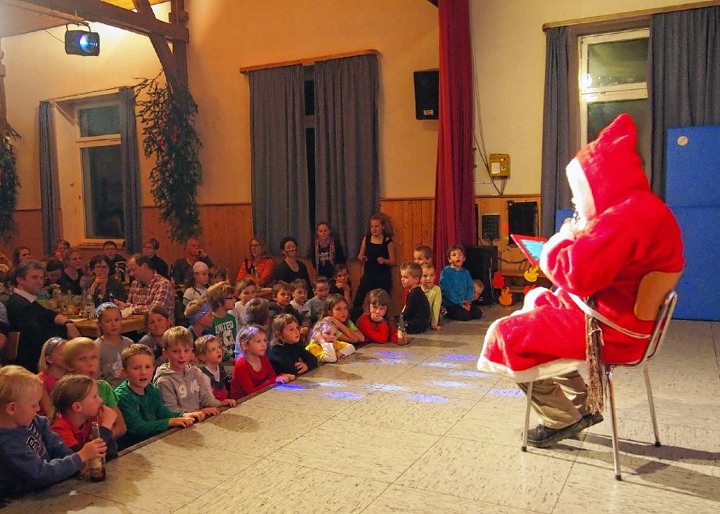 Auch der Nikolaus geht mit der Zeit, sein „goldenes Tablet“ verrät ihm einiges über die Hägelberger Turnkinder. Foto: Gabriele Poppen Foto: Markgräfler Tagblatt