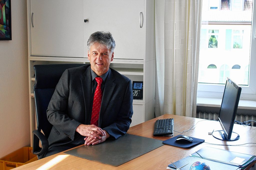 Gunther Braun in seinem neuen Büro als Steinens Bürgermeister.   Foto: Saskia Scherer Foto: Markgräfler Tagblatt