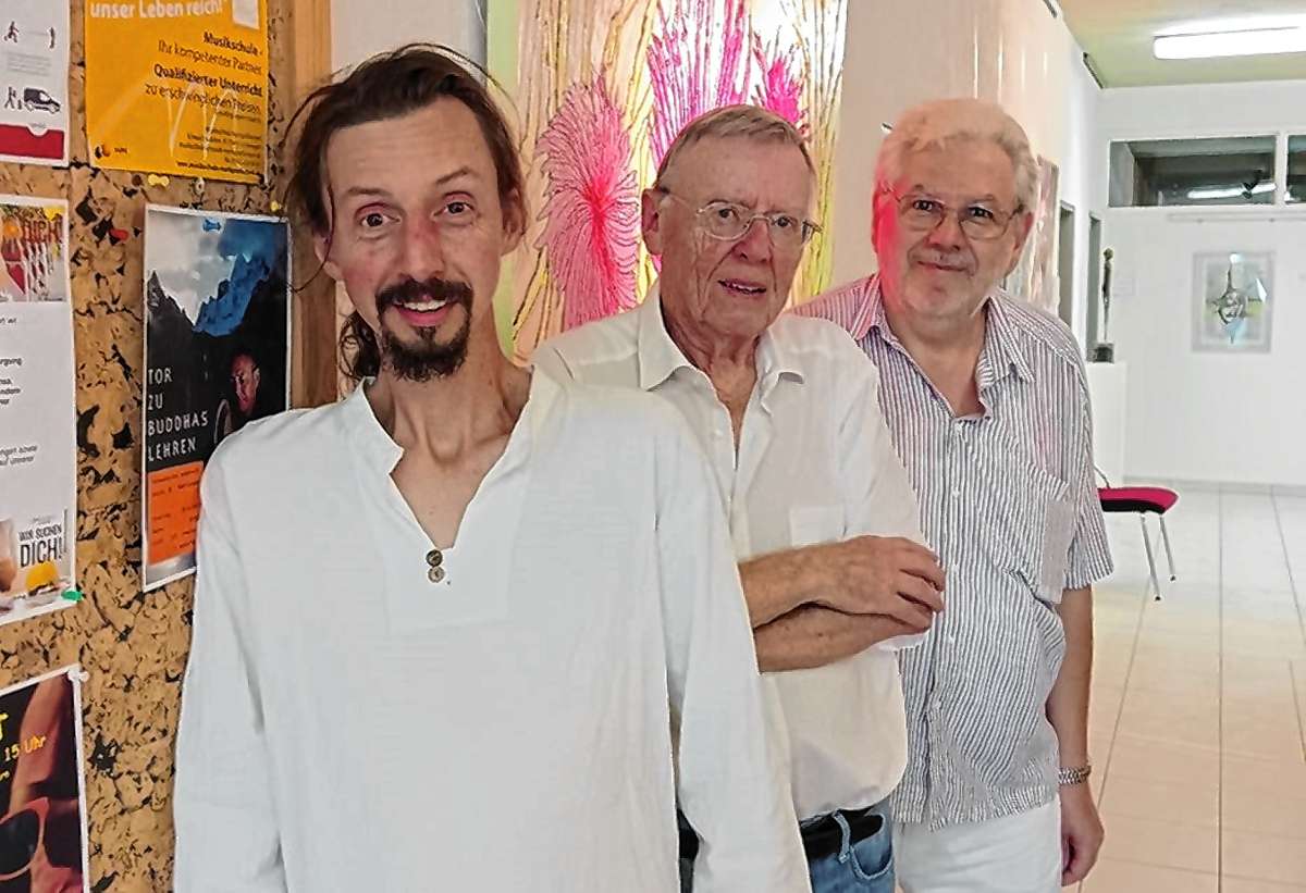 Die Künstler Jochen Böhnert (von links) und Klaus Eichler mit Organisator Peter Diegel; hinten: Eichlers Abbild einer Mikroskop-Aufnahme eines Silberweiden-Blattes..