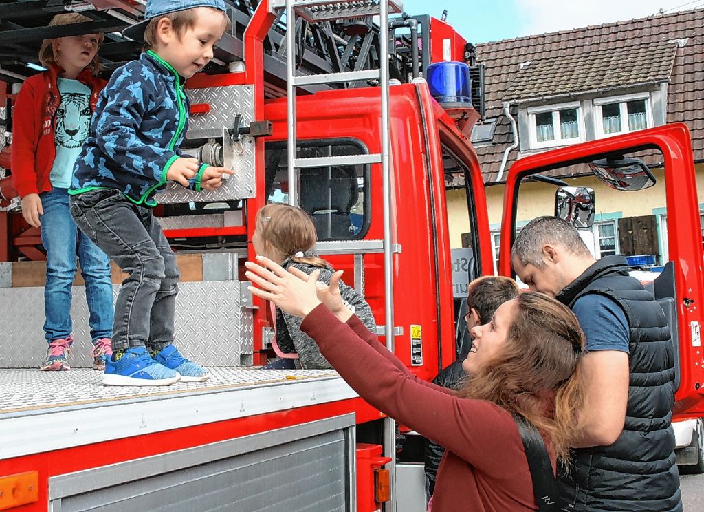 Vor allem Familien mit Kindern kamen zum Herbsthock der Kanderner Feuerwehr.   Foto: Lacher Foto: Weiler Zeitung