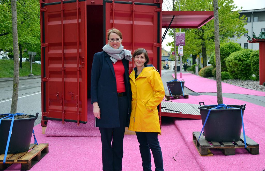 Monika Neuhöfer-Avdic und Monica Linder-Guarnaccia vor dem IBA-Kit. Foto: zVg
