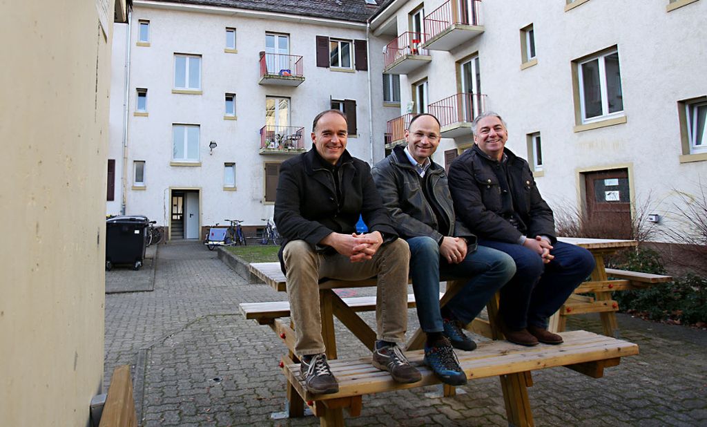 Markus Greiß (v. l.), Rolf Folk und Jürgen Exner im Hof der Gemeinschaftsunterkunft Gretherstraße  Foto: Kristoff Meller Foto: mek