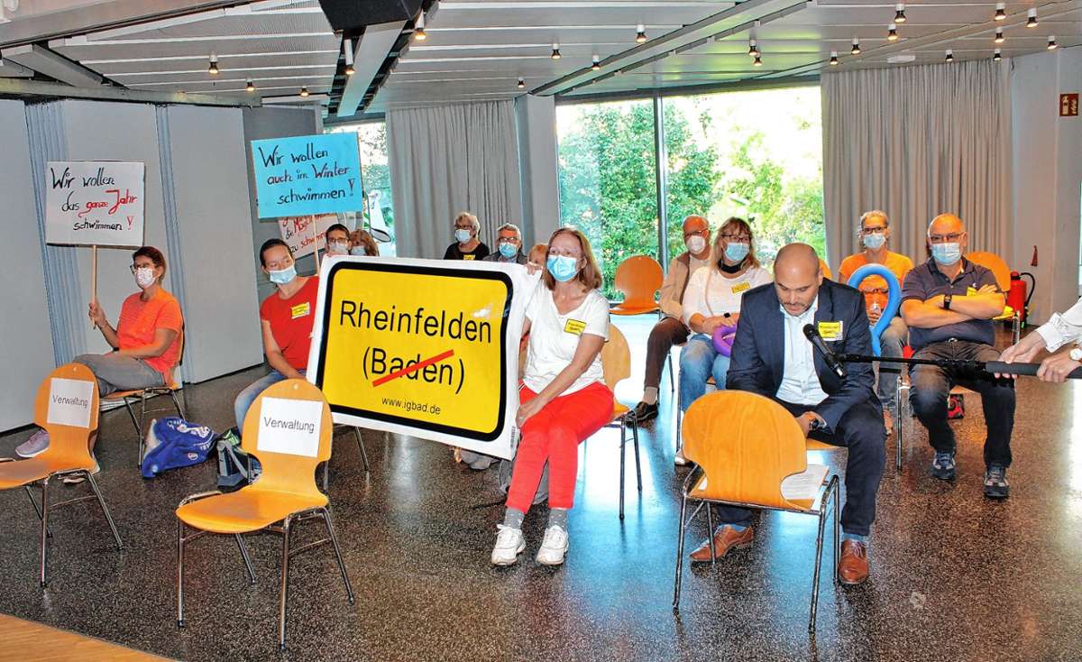 Rheinfelden: Demonstranten erinnern an den Wunsch nach einem neuen Ganzjahresbad für Rheinfelden