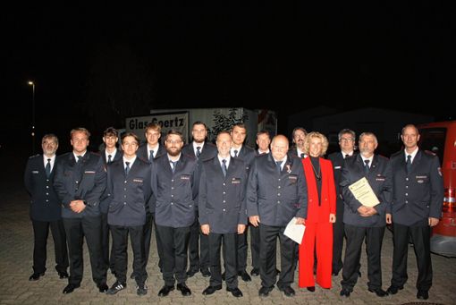 Gruppenbild mit Bürgermeisterin Daniela Meier: Kommandant Gerhard Wildschütz (rechts) beförderte zahlreiche Feuerwehrleute in einen höheren Dienstgrad. Foto: Christoph Schennen
