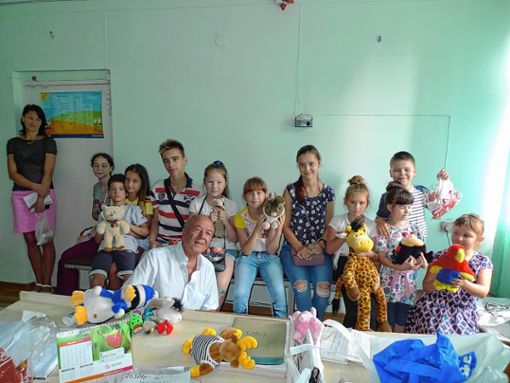 In Kiew freuen sich die Kinder über die Unterstützung aus Weil am Rhein und den Besuch von Thomas Harms (vorne).   Foto: zVg Foto: Weiler Zeitung