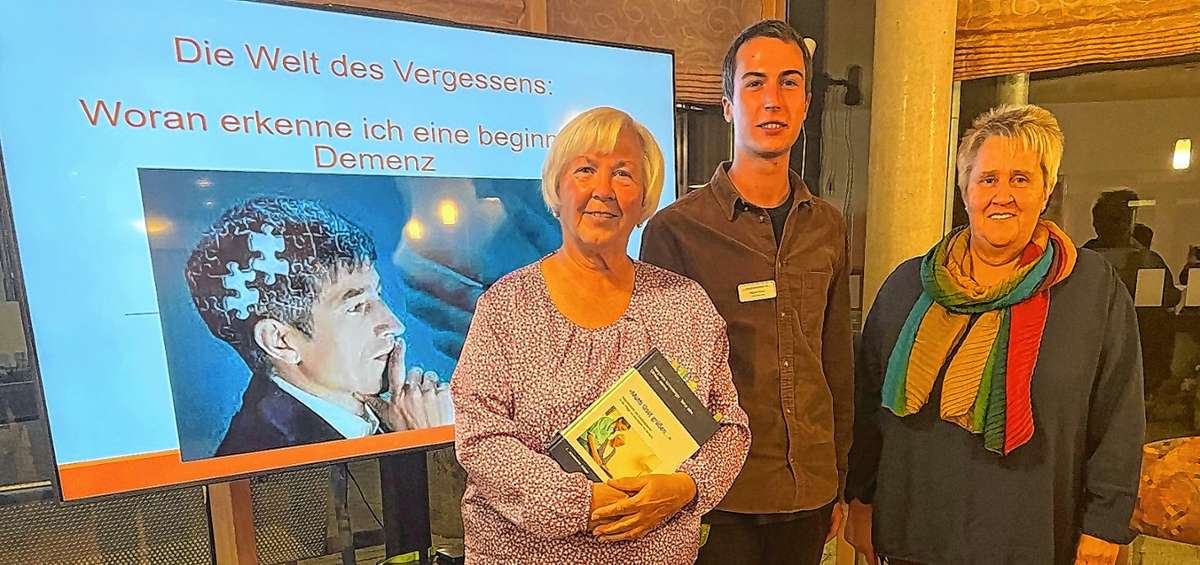 Elfriede Marino (links) informiert über Demenz und darüber, wo sich Betroffene und Angehörige Hilfe suchen können.                                                                                                             Foto: zVg/Netzwerk  Demenz Landkreis Lörrach