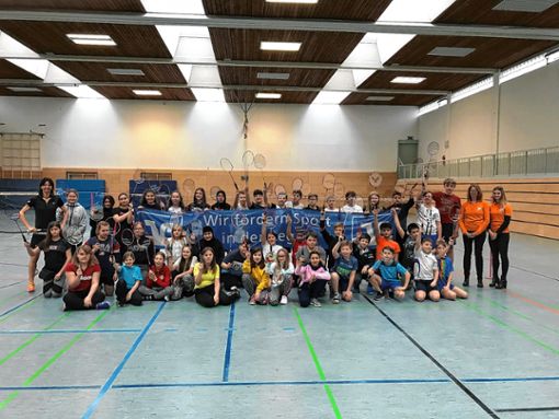 Bewegung ist wichtig: In der Sporthalle der Friedrich-Ebert-Schule  spielten die Sechstklässler mit Nicole Grether Badminton.  Foto: zVg Foto: Markgräfler Tagblatt