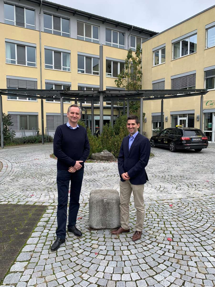 Florian Keßler (r.) und Dr. Ottmar Schmidt vor der Helios- Klinik in Müllheim Foto: zVg
