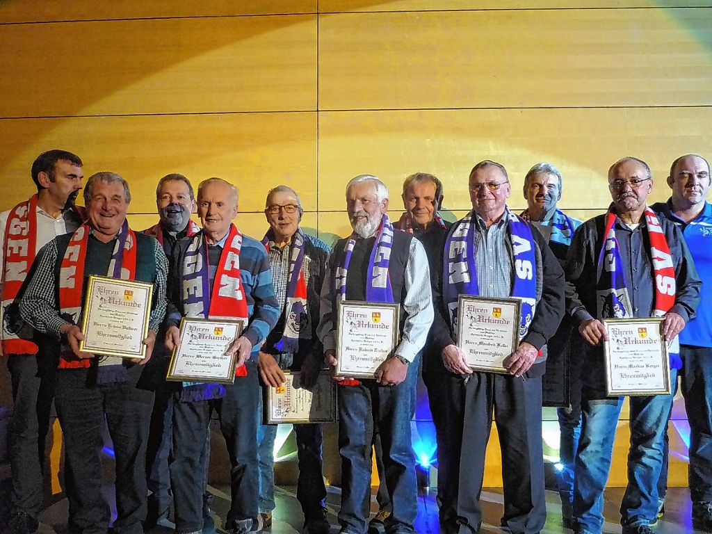 Zell im Wiesental: Ehrenmitglieder mit Fan-Schal