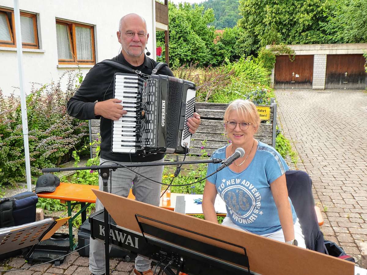 Das Musikantenduo Bettina und Bernhard Bruzek sang und spielten beim Hausener Altennachmittag. Foto: Klaus Brust